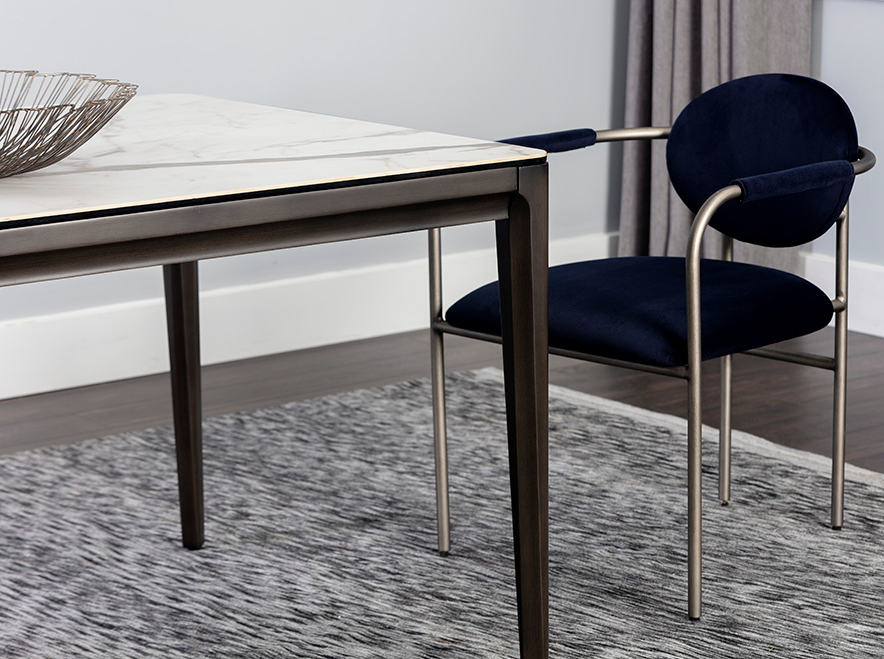 QUEENS DINING TABLE